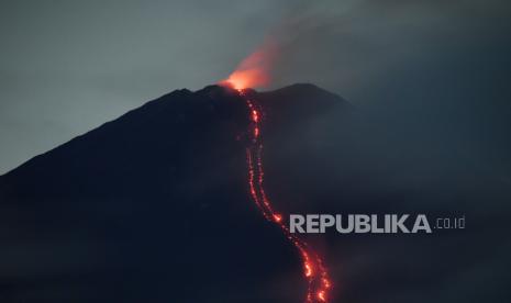 Gunung Semeru mengeluarkan lava pijar terlihat dari Desa Oro Oro Ombo, Lumajang, Jawa Timur, Minggu (17/1/2021). Gunung Semeru kembali erupsi dan mengeluarkan awan panas guguran sejauh 4,5 kilometer pada Sabtu (16/1) dan warga di sekitar gunung tersebut  diiimbau agar waspada akan potensi bencana yang ditimbulkan.