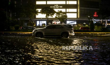 Sejumlah kendaraan melewati genangan air di kawasan Bundaran HI, Jakarta, Senin (21/9). Hujan deras yang mengguyur wilayah Ibu Kota menyebabkan genangan air di sejumlah jalan protokol sehingga menghambat laju kendaraan yang melintas. Republika/Putra M. AKbar