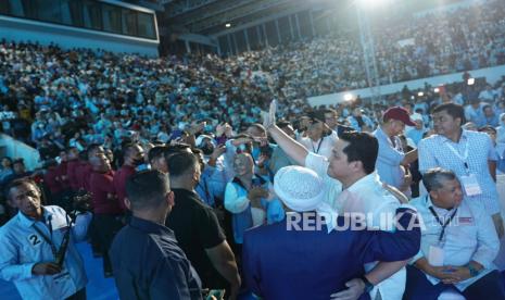 Erick Thohir hadir dan berbaur dengan ribuan pendukung Prabowo-Gibran di Istora Senayan, Jakarta, Rabu (14/2/2024). Berdasarkan quick count atau hitung cepat yang dilakukan Poltracking Indonesia dan Charta Politika pada Rabu pukul 20.15 dengan jumlah total suara sementara yang masuk sebesar 90 persen, Prabowo-Gibran unggul dengan memperoleh 59,22 persen suara disusul Anies-Muhaimin 24,43 persen suara dan Ganjar-Mahfud 16,35 persen suara.