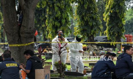 Petugas gali kubur mengenakan apd saat akan melakukan proses ekshumasi jenazah anak dari artis Tamara Tyasmara di TPU Jeruk Purut, Jakarta, Selasa (6/2/2024). Ditreskrimum Polda Metro Jaya bersama tim Forensik RS Polri melakukan ekshumasi terhadap korban anak dari artis Tamara Tyasmara nerinisial D (6) yang tenggelam di kolam renang kawasan Jakarta Timur untuk dilakukan proses penyelidikan atau penyidikan dengan mengutamakan pembuktian melalui scientific investigation crime dalam mengungkap penyebab kematian korban.