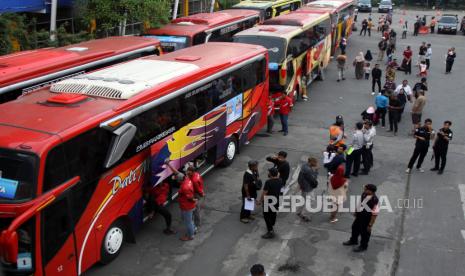 Pemudik menunggu waktu pemberangkatan dalam program Balik Mudik Gratis di Terminal Purabaya, Bungurasih, Sidoarjo, Jawa Timur, Jumat (28/4/2023). Badan Pusat Statistik (BPS) mencatat jumlah pergerakan masyarakat selama periode Lebaran 2023 mencapai 26,3 juta. 