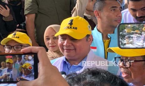 Ketua Umum Partai Golkar yang juga Menko Perekonomian, Airlangga Hartarto saat diwawancarai wartawan di GOR Sudiang, Kota Makassar, Sulawesi Selatan, Jumat (2/2/2024). 