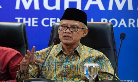 Ketua Umum PP Muhammadiyah Prof Haedar Nashir menjawab pertanyaan awak media dalam jumpa pers Milad ke-112 Muhammadiyah di kantor PP Muhammadiyah, Yogyakarta, DIY, Senin (18/11/2024). 