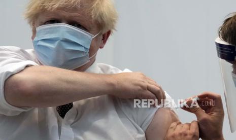  Perdana Menteri Inggris Boris Johnson menerima suntikan kedua vaksin virus corona AstraZeneca, di Francis Crick Institute di London, (ilustrasi). Wisatawan yang memegang 'EU Digital Covid-19 Certificate' (DCC) atau 'UK NHS Covid-19 Pass' sekarang dapat mengakses informasi perjalanan Covid-19 yang akurat untuk perjalanan mereka. 