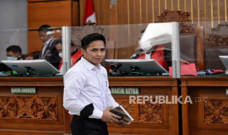 Terdakwa Richard Eliezer alias Bharada E bersiap menjalani sidang lanjutan di Pengadilan Negeri Jakarta Selatan, Jakarta, Senin (21/11/2022).  Sidang perkara dugaan pembunuhan berencana terhadap Brigadir Nofriansyah tersebut sempat ditunda selama sepekan saat pelaksanaan KTT G20 lalu, kini kembali digelar di Pengadilan Negeri Jakarta Selatan. Sidang tersebut beragendakan pemeriksaan sebanyak 11 saksi yang dihadirkan oleh jaksa penuntut umum diantaranya anggota Polri dan pegawai swasta.  Republika/Thoudy Badai