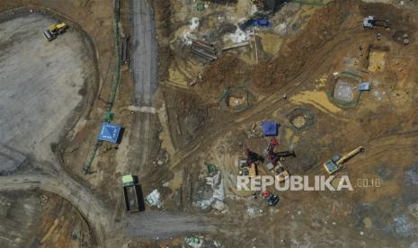  Foto yang diambil dengan drone menunjukkan lokasi pembangunan istana presiden di Ibu Kota  Negara di Sepaku, Penajam Paser Utara, Kalimantan Timur,  Rabu (8/3/2023).  Pemerintah telah mulai membangun Nusantara sebagai ibu kota baru pada tanggal 56.180 hektar di provinsi Kalimantan Timur di tengah kekhawatiran dampak pembangunan kota terhadap lingkungan dan masyarakat adat. Menurut Kepala Otoritas Ibu Kota Nusantara Bambang Susantono, ibu kota baru diharapkan menggantikan Jakarta pada semester pertama 2024.