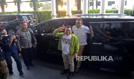 Bakal Calon Wakil Presiden sekaligus Ketua Umum PKB Muhaimin Iskandar menyapa wartawan saat tiba untuk melakukan pertemuan di Nasdem Tower, Jakarta, Rabu (6/9/2023). Pertemuan perdana antar parpol koalisi pasca deklarasi pasangan Capres/Cawapres Anies-Muhaimin tersebut membahas terkait rencana pemenangan pasangan Anies-Muhaimin pada Pilpres 2024. Dalam pertemuan tersebut turut juga diundang PKS namun hingga kedatangan Muhaimin Iskandar tidak ada satupun elite PKS yang nampak hadir. 