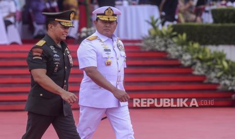 Panglima TNI Laksamana Yudo Margono (kanan) bersama Panglima TNI sebelumnya Jenderal Andika Perkasa saat upacara serah terima jabatan di Markas Besar TNI, Cilangkap, Jakarta, Selasa (20/12/2022). Laksamana Yudo Margono resmi menjabat sebagai Panglima TNI menggantikan Jenderal Andika Perkasa yang memasuki masa pensiun. Republika/Putra M. Akbar