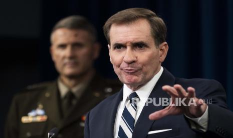 Juru bicara Pentagon John Kirby dengan Mayor Jenderal Angkatan Darat AS William Taylor, Operasi Staf Gabungan, berbicara tentang situasi di Afghanistan selama pengarahan di Pentagon di Washington, Senin, 23 Agustus 2021.