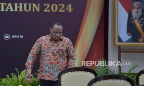 Wamendagri John Wempi Wetipo usai memberikan sambutan dalam acara penyerahan data agregat kependudukan per kecamatan (DAK2) serta penyerahan rekapitulasi data WNI per PPLN di Gedung KPU, Jakarta, Jumat (14/10/2022). KPU menerima rekapitulasi data kependudukan per Kecamatan dari Kemendagri dan rekapitulasi data WNI dari Kemenlu yang akan digunakan untuk keperluan Pemilu 2024.Prayogi/Republika