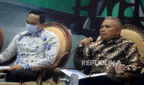 Wakil Ketua  Badan Kerja Sama Antar Parlemen (BKSAP) DPR RI Achmad Hafidz Tohir (kanan) bersama akil Ketua BKSAP DPR RI Putu Supadma Rudana (kiri) menjadi narasumber dalam diskusi Dialektika Demokrasi di Kompleks Parlemen, Senayan, Jakarta, Kamis (17/3/2022). Diskusi tersebut mengangkat tema Misi DPR RI dalam Inter Parliamentary Union (IPU) Ke-144 di Nusa Dua, Bali pada 20-24 Maret 2022 mendatang.Prayogi/Republika.