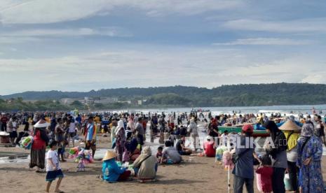 Suasana di Pantai Pangandaran, Kabupaten Pangandaran, Jawa Barat, Ahad (24/12/2023). 