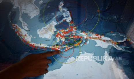 Petugas Pusat Pengendalian Operasi (Pusdalops) BPBD Kabupaten Garut mengoperasikan alat pendeteksi gempa (Warning Receiver System) di Kantor BPBD Kabupaten Garut, Jawa Barat, Kamis (12/11/2020). Badan Meteorologi, Klimatologi, dan Geofisika (BMKG) memberikan bantuan alat pendeteksi gempa kepada Badan Penanggulangan Bencana Daerah (BPBD) Kabupaten Garut guna mempercepat penyebaran informasi gempa bumi dan tsunami di Indonesia. 