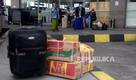 Sejumlah calon penumpang menunggu bus yang akan mengangkut mereka di Terminal Bus Terpadu Pulo Gebang, Jakarta, Selasa (4/5). Sejumlah warga memilih melakukan perjalanan ke kampung halaman dengan armada bus dari terminal tersebut sebelum pemerintah memberlakukan pelarangan mudik mulai tanggal 6 hingga 17 Mei 2021.Prayogi/Republika.