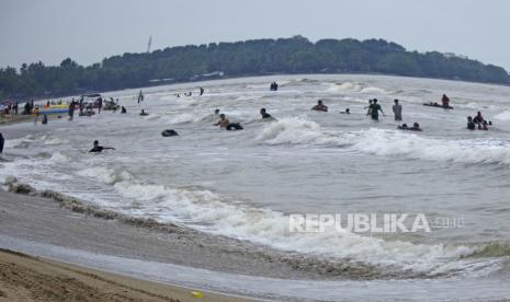 Wisatawan diimbau diimbau tidak berenang di Pantai Panten sebab BMKG memperkirakan gelombang tinggi. (ilustrasi)