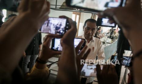 Presiden Joko Widodo memberikan keterangan kepada wartawan usai menghadiri rapat persiapan pernikahan putra bungsunya Kaesang Pangarep dengan Erina Gudono di Ndalem Wuryaningratan Danar Hadi, Solo, Jawa Tengah. Gubernur DIY Sri Sultan mengaku belum mendapatkan undangan pernikahan Kaesang.