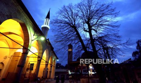  Pemandangan umum menunjukkan menara Masjid Gazi Husrev-beg (kiri) dan menara jam (kanan), saat malam Ramadhan di Sarajevo, Bosnia dan Herzegovina,  Senin (10/4/2023).