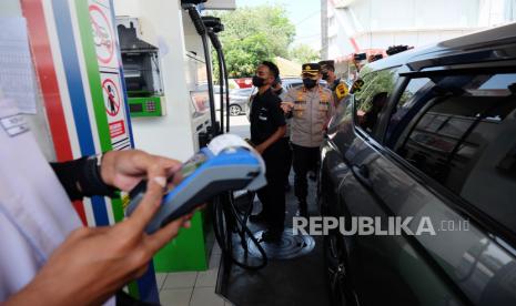 Polisi melakukan inspeksi mendadak (sidak) transaksi penjualan BBM Subsidi di SPBU Manahan, Solo, Jawa Tengah, Kamis (1/9/2022). Sidak yang digelar di sejumlah SPBU di Kota Solo tersebut untuk memastikan ketersediaan BBM dan mengawasi transaksi penjualan BBM bersubsidi di masyarakat. 