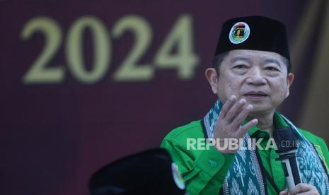 Ketua Umum Partai Persatuan Pembangunan (PPP) Suharso Monoarfa menyampaikan pidato sebelum menyerahkan berkas pendaftaran partai politik calon peserta Pemilu 2024 di gedung KPU, Jakarta, Rabu (10/8/2022). PPP secara resmi mendaftarkan diri sebagai salah satu calon partai peserta Pemilu 2024 ke KPU. 