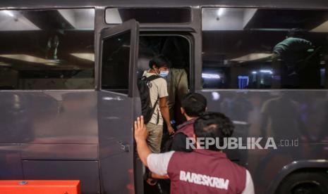 Sejumlah WNI korban Tindak Pidana Perdagangan Orang (TPPO) menaiki bus setibanya dari Filipina di Bandara Internasional Soekarno Hatta, Tangerang, Banten, Jumat (26/5/2023). 