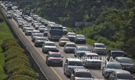 Sejumlah pemudik mengurangi laju kendaraannya saat melintasi jalan tol Palimanan-Kanci (Palikanci) KM 192, Cirebon, Jawa Barat, Ahad (7/4/2024). 