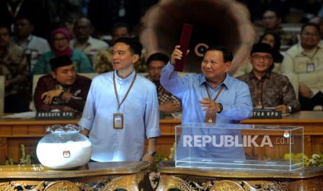 Pasangan Calon Presiden dan Wakil Presiden Prabowo Subianto dan Gibran Rakabuming Raka saat mengambil nomor urut pasangan calon presiden dan wakil presiden dalam pemilihan umum tahun 2024 di Gedung KPU, Jakarta, Selasa (14/11/2023). Pasangan Anies Baswedan dan Muhaimin Iskandar mendapatkan nomor urut 1, Pasangan Prabowo Subianto dan Gibran Rakabuming Raka mendapatkan nomor urut 2 dan Pasangan Ganjar Pranowo dan Mahfud MD mendapatkan nomor urut 3. 