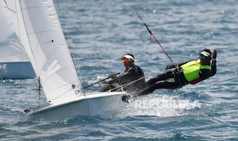 Atlet layar DKI Jakarta di PON Papua 2021 di perairan Pantai Hamadi, Jayapura, Papua, Senin (4/10). 