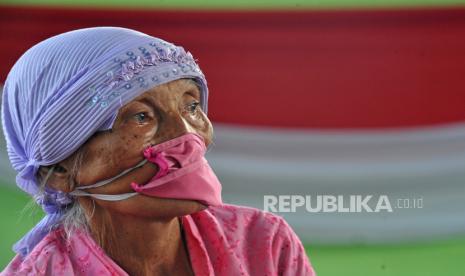 Satuan Tugas (Satgas) Covid-19 melaporkan jumlah warga Indonesia yang telah menerima dosis vaksin secara lengkap mencapai 110,407 juta jiwa hingga Sabtu (25/12), pukul 12.00 WIB. (Foto: Lansia menunggu vaksinasi Covid-19)