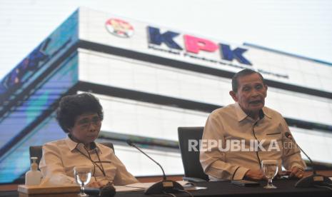 Ketua Dewan Pengawas (Dewas) KPK Tumpak Hatorangan Panggabean (kanan) menyampaikan paparan kinerja Dewas KPK sepanjang 2023 di Gedung C1 KPK, Jakarta, Senin (15/1/2024). Sepanjang 2023 Dewas KPK menerima 67 laporan dugaan pelanggaran etik dan 82 aduan bukan menyangkut etik yang dilakukan pegawai dan pimpinan KPK.