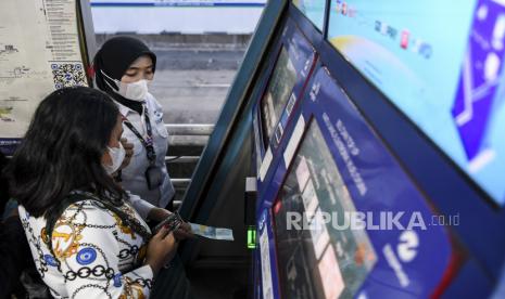 Calon penumpang melakukan pengisian ulang kartu pembayaran di Halte Harmoni Transjakarta, Senin (10/10/2022). Penumpang moda transportasi mulai beradaptasi dengan adanya perubahan sistem satu kartu satu uang elektronik di layanan bus Transjakarta oleh PT Jaklingko Indonesia. 