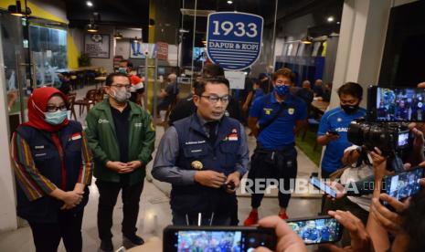 Gubernur Jawa Barat Ridwan Kamil diwawancara wartawan usai  meninjau tes Polymerase Chain Reaction (PCR) oleh Labkesda Jawa Barat. Salah satu inovasi yang saat ini sudah mulai disebarkan ke daerah yaitu, PCR portable yang sudah dibagikan ke 27 kota kabupaten yang berfungsi untuk tracing, testing dan treatment.