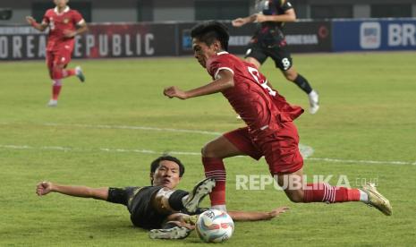 Pesepak bola Timnas Korea Selatan U-17 Seo Jeonghyeok (kiri) menghadang pesepak bola Timnas Indonesia U-17 Muhammad Kafiatur (kanan) dalam pertandingan persahabatan di Stadion Patriot Chandrabhaga, Bekasi, Jawa Barat, Rabu (30/8/2023). Timnas Indonesia U-17 kalah dari Timnas Korea Selatan U-17 dengan skor 0-1. 