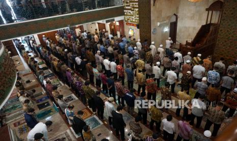 Jamaah melaksanakan shalat Jumat berjamaah di Masjid Baiturrahman di Komplek MPR/DPR-RI, Senayan, Jakarta, Jumat (11/8/2022). Majelis Ulama Indonesia (MUI) mengajak umat Islam di seluruh Tanah Air kembali merapatkan shaf saat shalat berjamaah. Shalat tanpa jarak dinilai sudah relatif aman seiring kasus konfirmasi positif Covid-19 yang terus menunjukkan tren penurunan dan berbagai kebijakan pelonggaran aktivitas sosial yang diambil pemerintah.Prayogi/Republika           