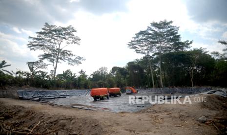 Truk pengangkut sampah menunggu antre bongkar di TPST Tamanmartani, Sleman, Yogyakarta, Senin (7/8/2023). Pemkab Sleman mulai mengoperasikan TPST Tamanmartani, Kalasan, Sleman untuk pembuangan sampah untuk 45 hari ke depan. Lokasi TPST ini nanti akan  menampung 50 ton sampah. Pada hari pertama pengoperasian sebanyak 5 truk sampah yang membongkar muatan, selanjutnya targetnya 10 truk setiap harinya.