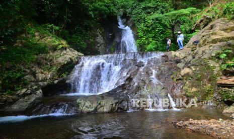 Wisatawan menikmati Air Terjun Kali Banteng di Desa Rahtawu, Kudus, Jawa Tengah, (ilustrasi). Kemenparekraf akan menggelar wisata virtual setiap Sabtu dan Ahad di Youtube.