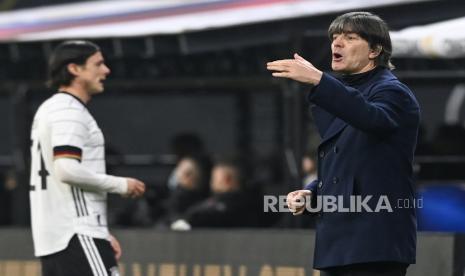  Pelatih kepala tim Jerman Joachim Loew (kanan).