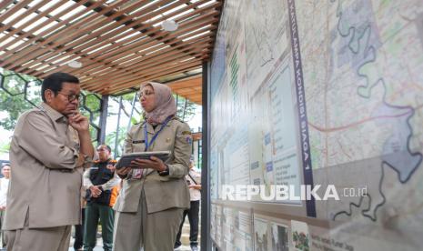 Gubernur DKI Jakarta Pramono Anung (kiri) berbincang dengan Plt Kadis SDA Jakarta Ika Agustin (kanan) saat meninjau Pintu Air Manggarai, Manggarai, Jakarta, Selasa (4/3/2025). Dalam peninjauan tersebut, Pramono Anung mengecek kondisi aliran air pada Pintu Air Manggarai yang berstatus Siaga. 