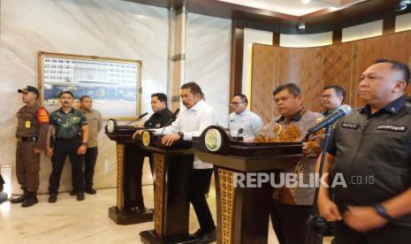 Menteri Badan Usaha Milik Negara (BUMN) Erick Thohir (kiri), Jaksa Agung Sanitiar Burhanuddin (tengah), dan Kepala BPKP Muhammad Yusuf Ateh (kanan) saat konferensi pers terkait penyerahan perkara dana pensiun BUMN di Gedung Utama Kejaksaaan Agung, Jakarta, Selasa (3/10/2023).