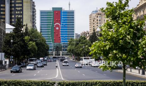 Bendera Azerbaijan tergambar di sebuah jalan, di Baku, Azerbaijan, 08 Juni 2021. Azerbaijan segera membuka kantor diplomatik di Ramallah, Palestina, pada tahun 2023.