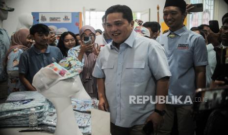 Erick Thohir (kedua kanan) didampingi Komandan Tim Kampanye Nasional (TKN) Fanta Bidang Pemilih Muda Arief Rosyid (kanan). TKN Fanta berharap ada tokoh muda dalam kabinet Prabowo-Gibran.