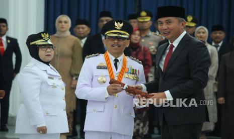 Penjabat Gubernur Jawa Barat (Jabar) Bey Macmudin melantik Penjabat Bupati Kuningan, Kepala Kesbangpol Provinsi Jabar, Raden Iip Hidajat menggantikan Bupati Kuningan yang telah habis masa jabatannya, di Aula Barat Gedung Sate, Kota Bandung, Senin (4/12/2023). Dalam acara itu dilantik pula Bupati Karawang Aep Syaepuloh menggantikan Cellica Nurracahdiana yang meletakkan jabatannya karena mencalonkan diri sebagai Anggota DPR RI. Kepala Dinas Sosial Provinsi Jawa Barat Ida Wahidah Hidayati dilantik menjadi Wali Kota Banjar, menggantikan pasangan sebelumnya yang habis masa jabatannya. Dalam sambutannya, Bey berpesan agar para kepala daerah bisa menjamin pelaksanaan Pemilu 2004 dengan aman, damai, dan lancar, serta bersiaga menghadapi datangnya musim hujan yang biasanya berdampak pada potensi bencana.