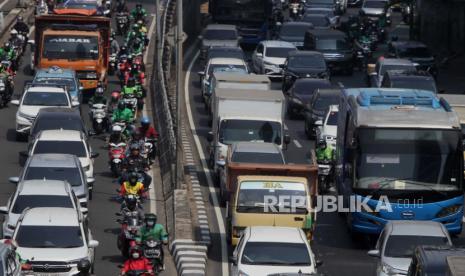 Sejumlah kendaraan terjebak kemacetan di Jalan Gatot Subroto, Jakarta Selatan. Legislator minta Dishub DKI buat aturan agar masyarakat tinggalkan kendaraan pribadi.