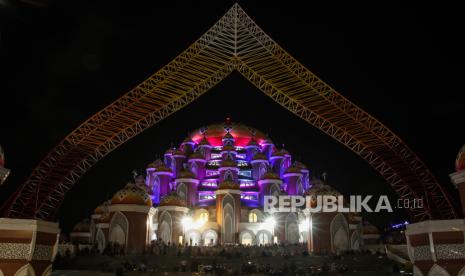 Umat muslim bersiap melaksanakan shalat Tarawih pertama Ramadhan 1445 H di Masjid 99 Kubah, Makassar, Sulawesi Selatan, Senin (11/3/2024). Pemerintah menetapkan awal Ramadhan 1445 H jatuh pada Selasa (12/3/2024). 