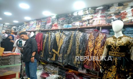 Pedagang menjual barang secara live streaming melalui platform media sosial di Toko Dewi Sri, Pasar Beringharjo, Yogyakarta, Jumat (28/4/2023). Pedagang mulai menjual barang perlengkapan dan aksesoris pernikahan melalui platform media sosial imbas sepinya pembeli secara luring. Menurut pedagang, saat ini penjualan secara live streaming ini bagus perkembangannya. Penjualan secara daring dalam satu hari dalam kisaran 100 paket hingga 300 paket. Di Pasar Beringharjo belum banyak pedagang yang memanfaatkan sistem berjualan dengan live streaming.