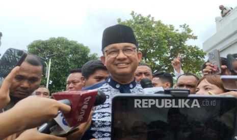 Capres nomor urut 1 Anies Baswedan usai shalat Jumat di Masjid Al-Azhar, Kebayoran Baru, Jakarta Selatan, Jumat (16/2/2024). 