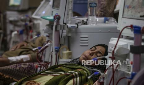   A patient undergoes dialysis at Al-Aqsa Hospital in Deir Al Balah, Gaza Strip, 17 March 2024. The hospital offers treatment to more than 700 internally displaced Palestinians from northern and southern Gaza suffering from kidney failure. While patients in Gaza used to receive dialysis treatment on an average of four-hour sessions three times per week, doctors at Al-Aqsa hospital confirm that patients in need of dialysis can currently only receive treatment in the form of a two-hour session once a week. More than 31,500 Palestinians and over 1,300 Israelis have been killed, according to the Palestinian Health Ministry and the Israel Defense Forces (IDF), since Hamas militants launched an attack against Israel from the Gaza Strip on 07 October 2023, and the Israeli operations in Gaza and the West Bank which followed it.   