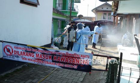 Warga dan petugas BPBD yang tergabung dalam tim satgas pencegahan Covid-19 menyemprotkan disinfektan di RW 3, Kampung Ciburial, Desa Cibogo, Kecamatan Lembang, Kabupaten Bandung Barat, Ahad (6/6). Saat ini yang terkonfirmasi positif Covid-19 di daerah itu sebanyak 42 orang.