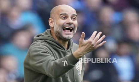 Pelatih Manchester City Pep Guardiola bereaksi selama pertandingan sepak bola Liga Primer Inggris antara Manchester City dan Brentford FC di Manchester, Inggris, 12 November 2022.