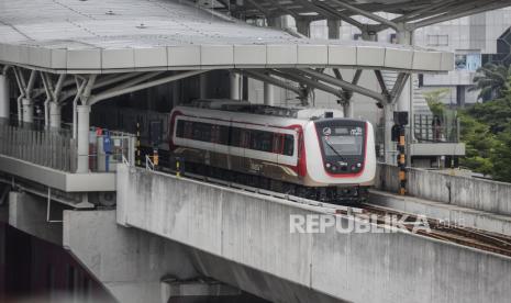 Rangkaian kereta LRT melintas di kawasan Rawamangun, Jakarta, Selasa (1/11/2022). PJ Gubernur DKI Jakarta Heru Budi Hartono mengatakan pada tahun 2023 tidak akan ada pembangunan lanjutan dari LRT Jakarta fase 2 rute Jakarta Internasional Stadium (JIS). Republika/Putra M. Akbar