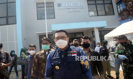 Gubernur Jawa Barat Ridwan Kamil usai meninjau fasilitas Labkesda Kota Depok, Cimganggis, Jawa Barat, Jumat (2/10). Dalam sehari Labkesda tersebut mampu menerima 250 spesimen tes usap PCR yang berasal dari puskesmas dan rumah sakit di wilayah depok.Prayogi/Republika 